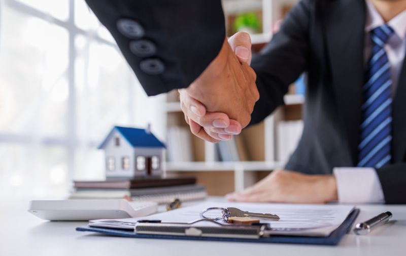 Handshake Real estate brokerage agent